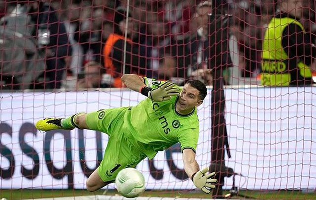 V&igrave; sao thủ m&ocirc;n Emiliano Martinez nhận 2 thẻ v&agrave;ng nhưng kh&ocirc;ng bị đuổi? - Ảnh 1