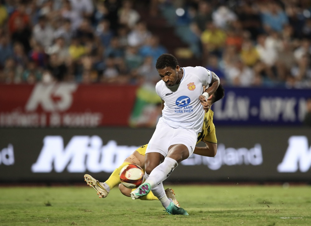 CLB Nam Định thua thảm trước Hải Ph&ograve;ng, cuộc đua v&ocirc; địch th&ecirc;m hấp dẫn - Ảnh 1