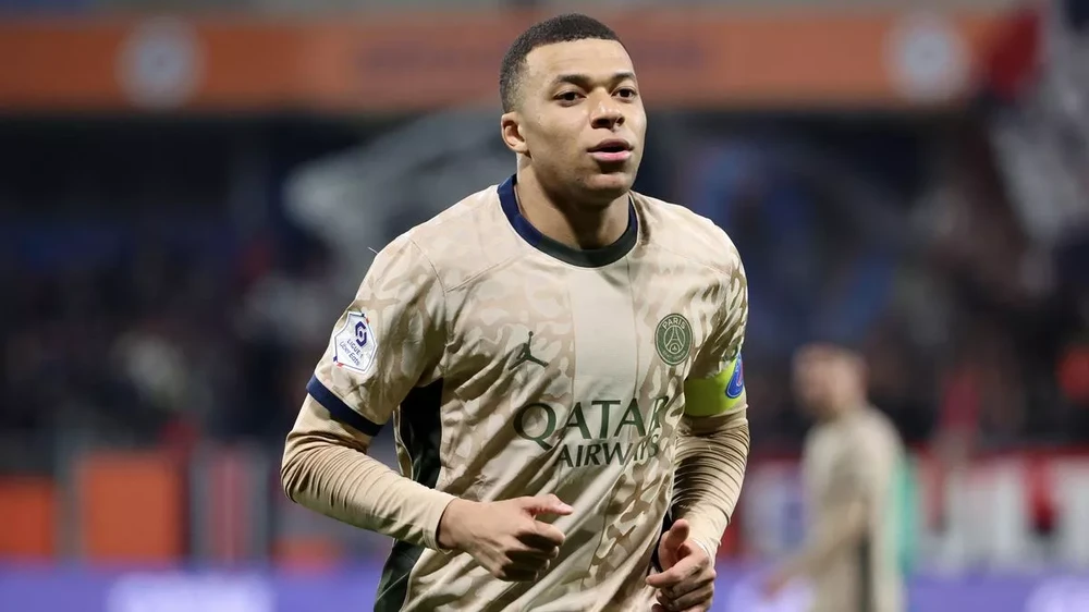Barcelona l&ecirc;n tiếng sau khi Real Madrid chi&ecirc;u mộ Mbappe - Ảnh 1