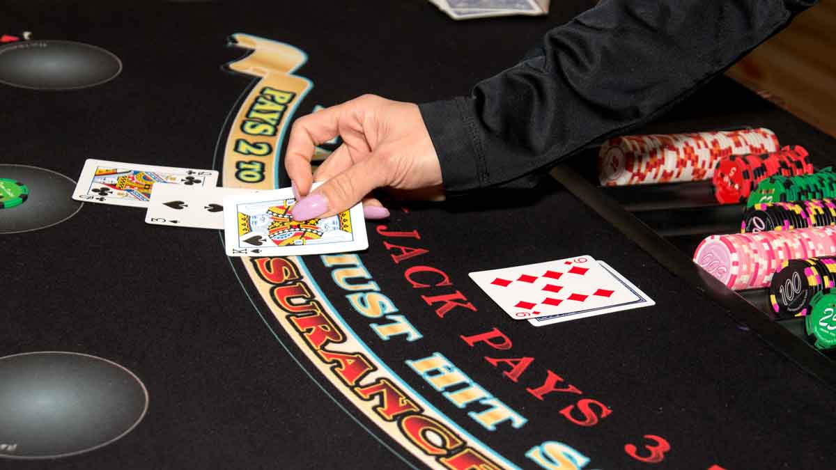 Kinh nghiệm chơi Blackjack: Luật chơi cơ bản & 4 quy tắc v&agrave;ng của cao thủ top 1 - Ảnh 2