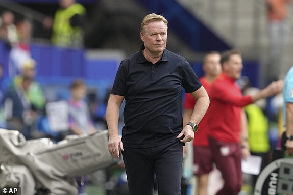 HLV Koeman ngo&aacute;y mũi rồi m&uacute;t ng&oacute;n tay &lsquo;ngon l&agrave;nh&rsquo; - Ảnh 1