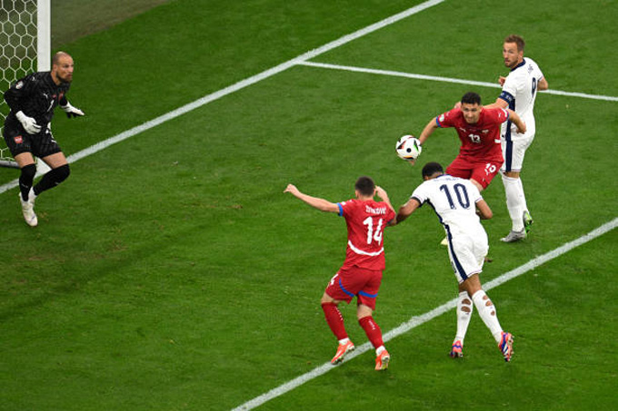 Jude Bellingham ghi b&agrave;n gi&uacute;p đội tuyển Anh đ&aacute;nh bại Serbia - Ảnh 1