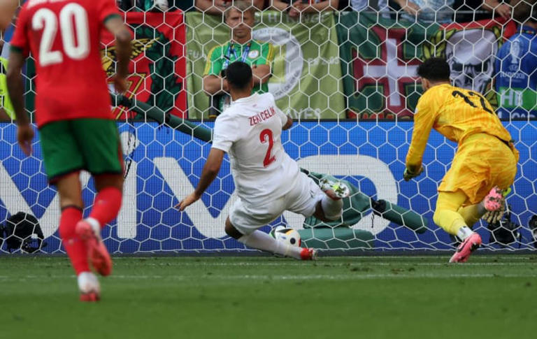 CĐV cười hả h&ecirc; với pha phản lưới nh&agrave; ngớ ngẩn của Thổ Nhĩ Kỳ - Ảnh 1