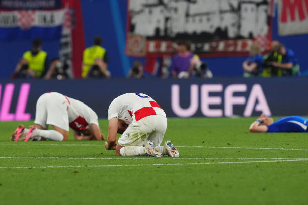 T&acirc;y Ban Nha, Italia đi tiếp, Croatia gần như chắc chắn bị loại - Ảnh 1