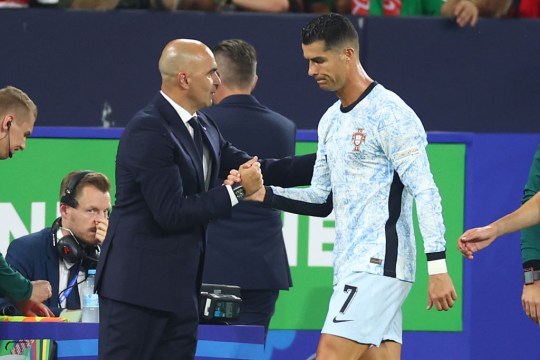 Ronaldo bực bội đ&aacute; văng chai nước trong ng&agrave;y lập kỷ lục tệ hại - Ảnh 1