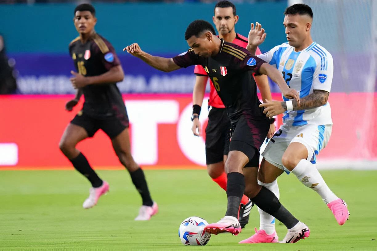 Lautaro Martinez gi&uacute;p Argentina to&agrave;n thắng, Chile, Peru bị loại khỏi Copa America - Ảnh 1
