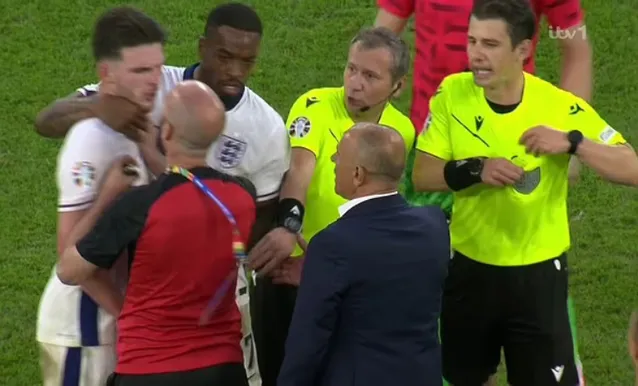 Declan Rice x&ocirc; x&aacute;t, chửi nhau với HLV Slovakia - Ảnh 1