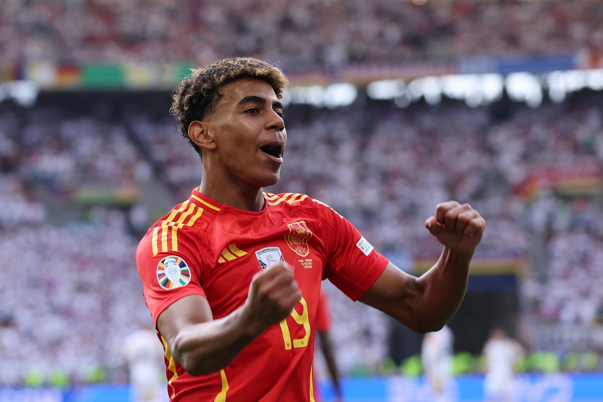 Lamine Yamal x&ocirc; đổ h&agrave;ng loạt kỷ lục, vượt qua cả Vua b&oacute;ng đ&aacute; Pele - Ảnh 1