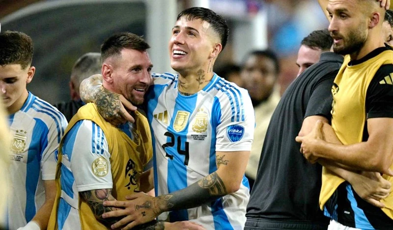 H&agrave;ng loạt ng&ocirc;i sao Chelsea c&ocirc;ng khai tẩy chay Enzo Fernandez - Ảnh 1