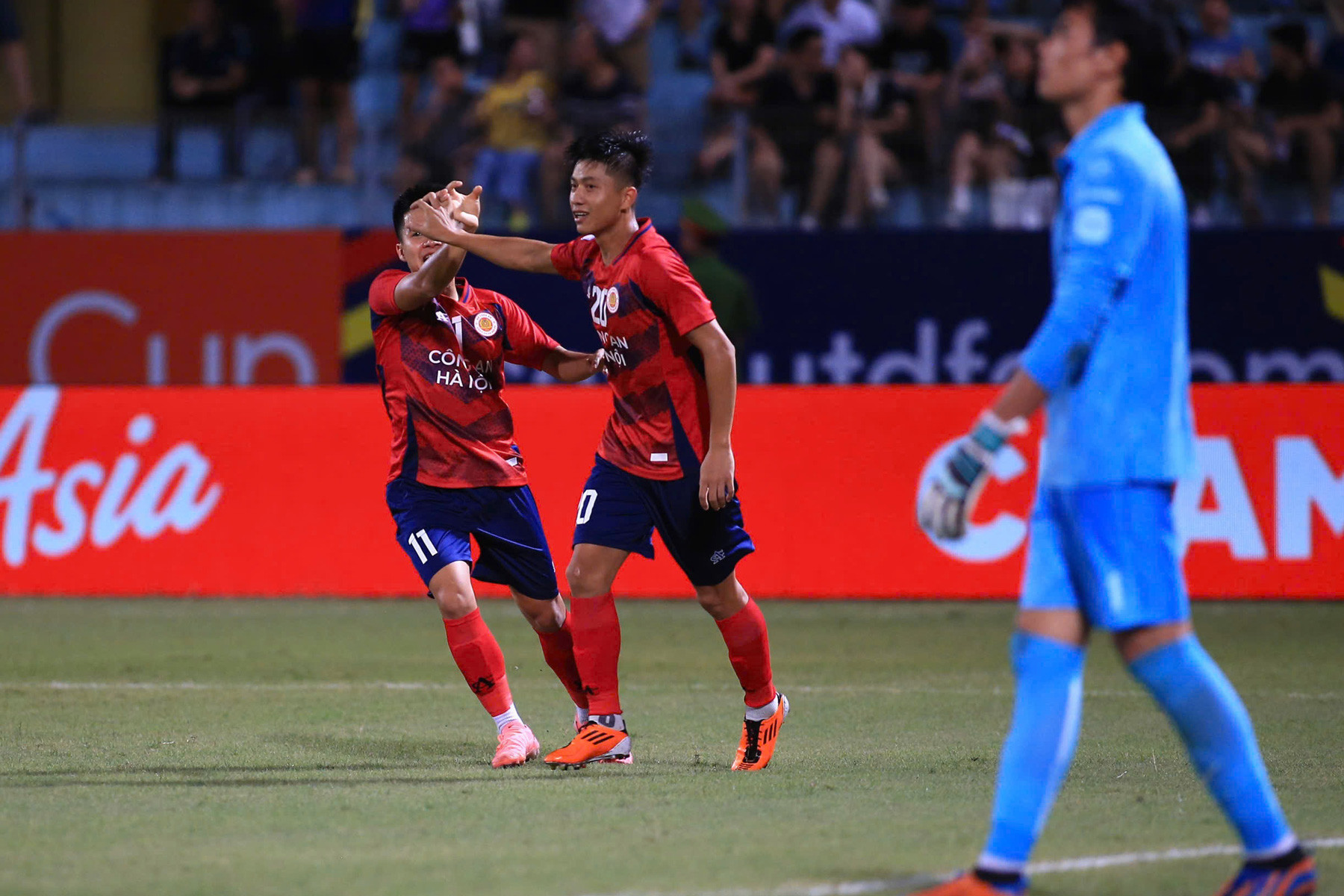 CLB C&ocirc;ng an H&agrave; Nội xuất sắc đ&aacute;nh bại Buriram United - Ảnh 1