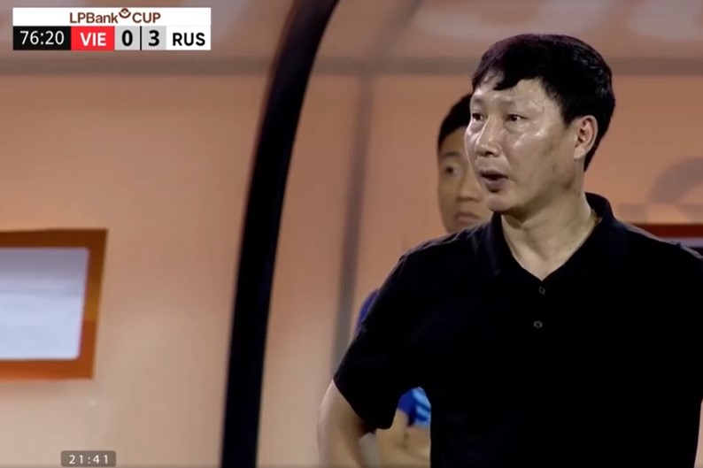 HLV Kim Sang Sik b&ecirc;nh vực Văn L&acirc;m sau sai lầm tai hại - Ảnh 3