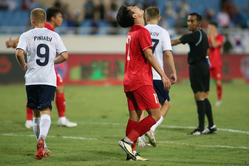 Văn L&acirc;m mắc sai lầm tai hại, tuyển Việt Nam thua 0-3 trước Nga - Ảnh 1