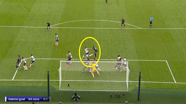 Tranh c&atilde;i gay gắt về b&agrave;n thắng của Arsenal - Ảnh 1