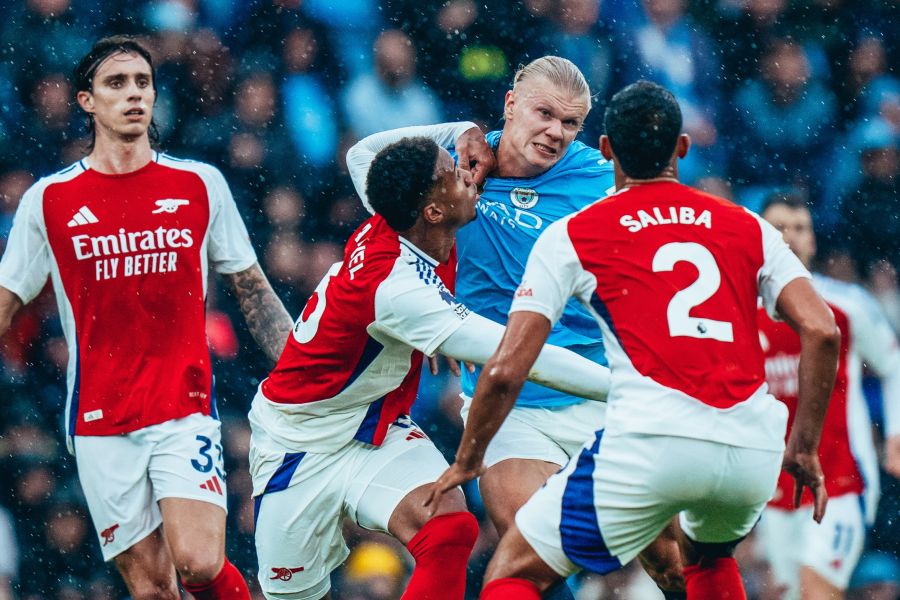 Man City tho&aacute;t thua may mắn trước 10 người của Arsenal - Ảnh 1