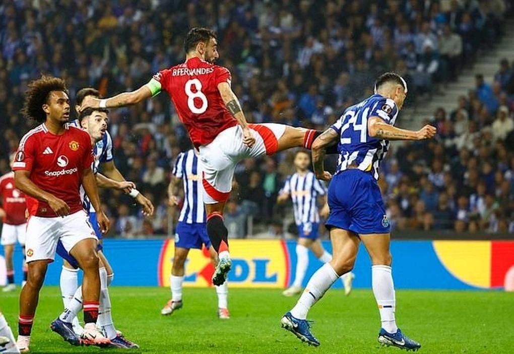 Nhận 2 thẻ đỏ li&ecirc;n tiếp, Bruno Fernandes bị CĐV MU chỉ tr&iacute;ch dữ dội - Ảnh 1