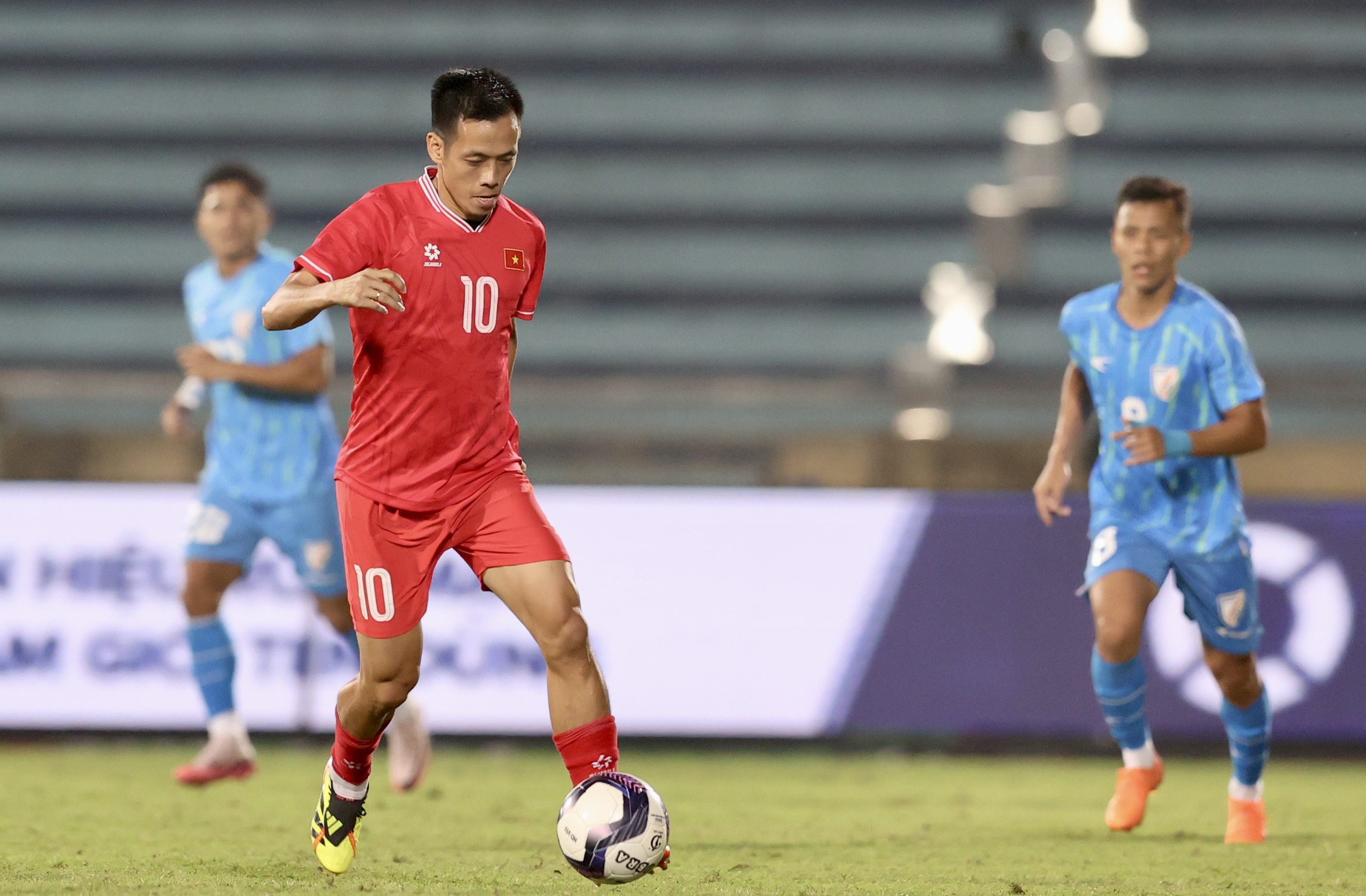 Văn Quyết từ gi&atilde; đội tuyển Việt Nam - Ảnh 1