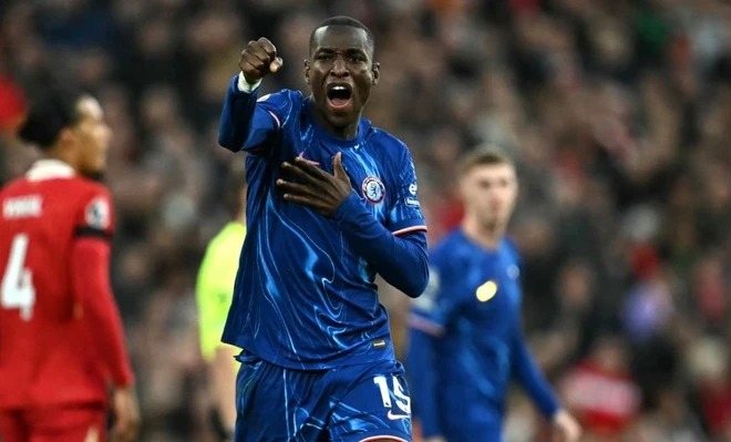 Đ&aacute;nh bại Chelsea, Liverpool đ&ograve;i lại ng&ocirc;i đầu Ngoại hạng Anh - Ảnh 1