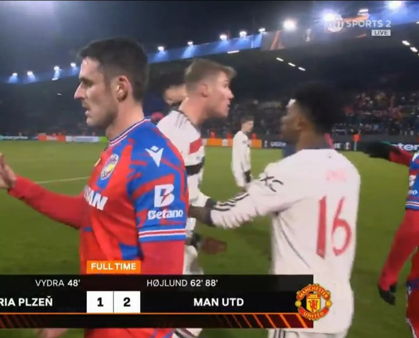 HLV Amorim phản ứng bất ngờ khi Hojlund c&atilde;i nhau với Diallo - Ảnh 1