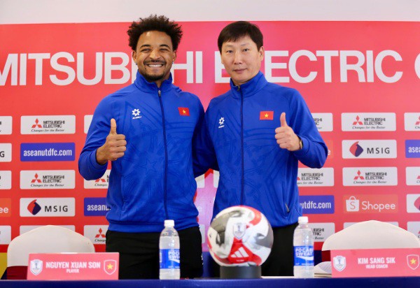 HLV Kim Sang Sik: &lsquo;Xu&acirc;n Son sẵn s&agrave;ng ra s&acirc;n cho tuyển Việt Nam&rsquo; - Ảnh 1