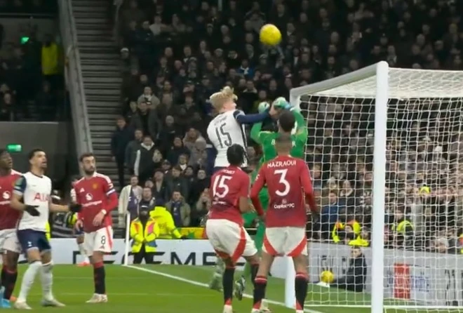 Son Heung Min đ&aacute; phạt g&oacute;c th&agrave;nh b&agrave;n, Tottenham thắng nghẹt thở MU - Ảnh 1