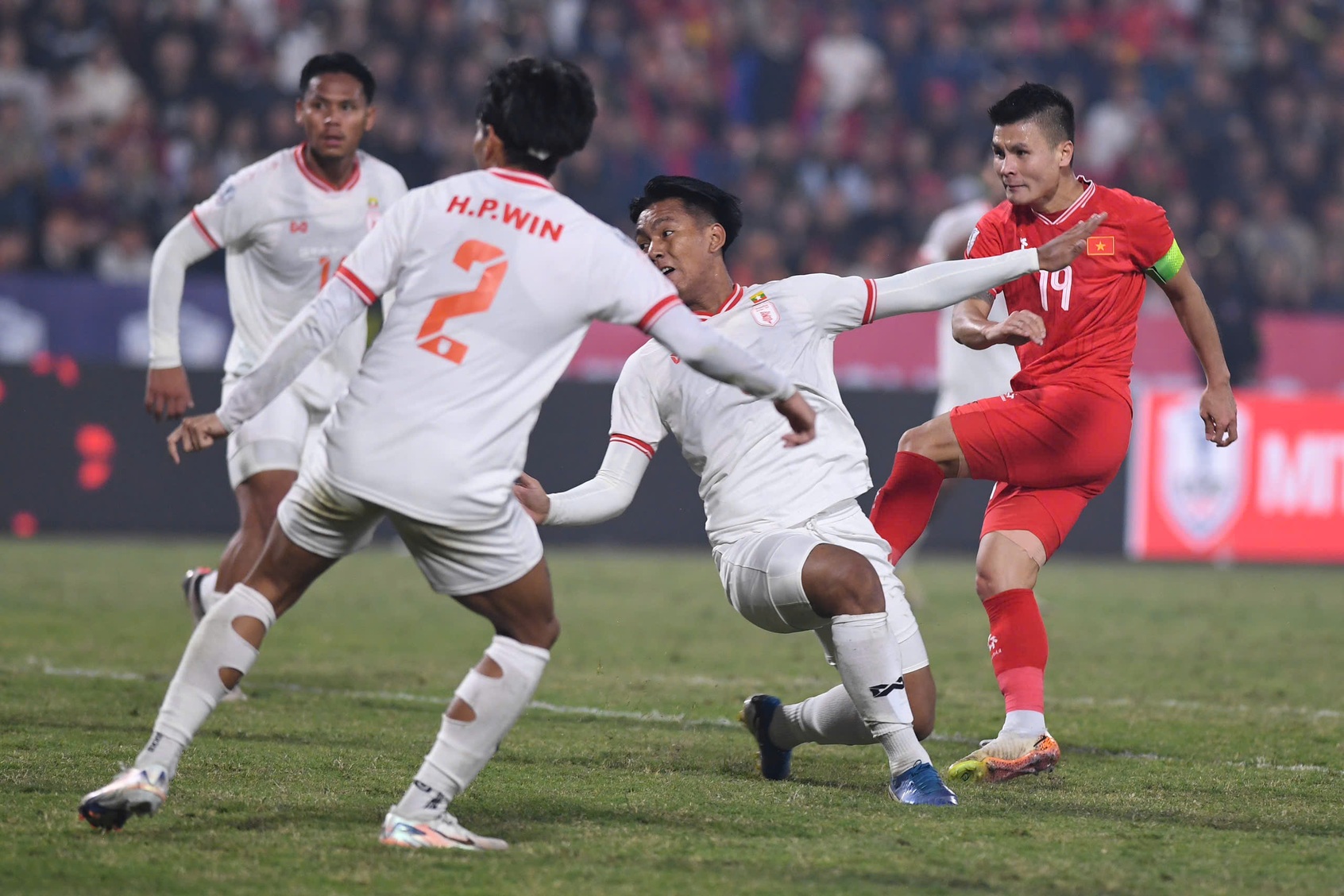 X&aacute;c định 2 cặp b&aacute;n kết AFF Cup 2024: Tuyển Việt Nam gặp ai? - Ảnh 1