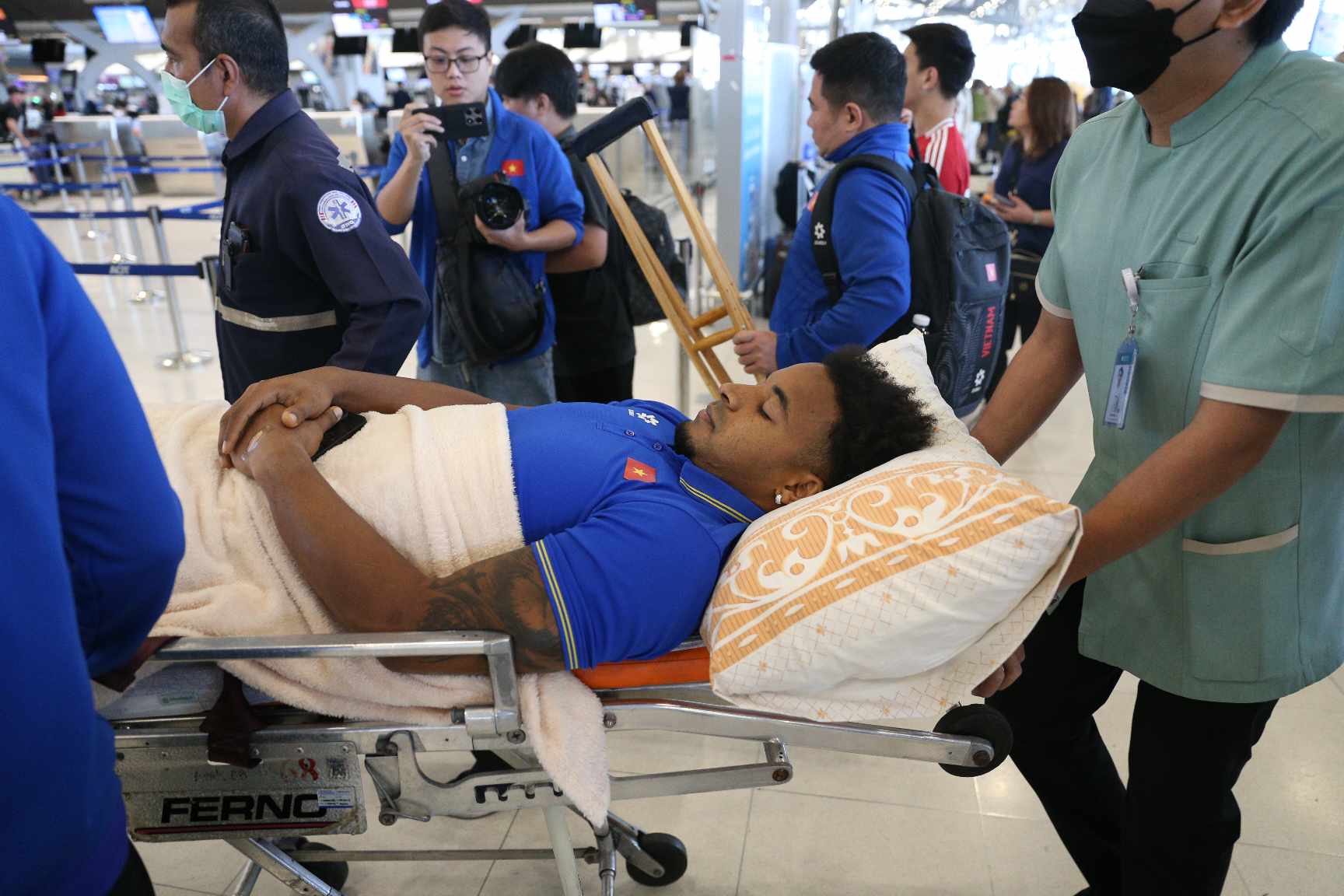 Nguyễn Xu&acirc;n Son nằm c&aacute;ng về Việt Nam, lần đầu l&ecirc;n tiếng sau chấn thương - Ảnh 1