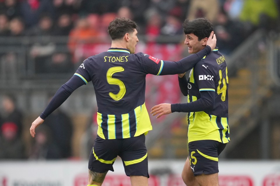 T&acirc;n binh Uzbekistan ghi b&agrave;n gi&uacute;p Man City ngược d&ograve;ng ở FA Cup - Ảnh 1