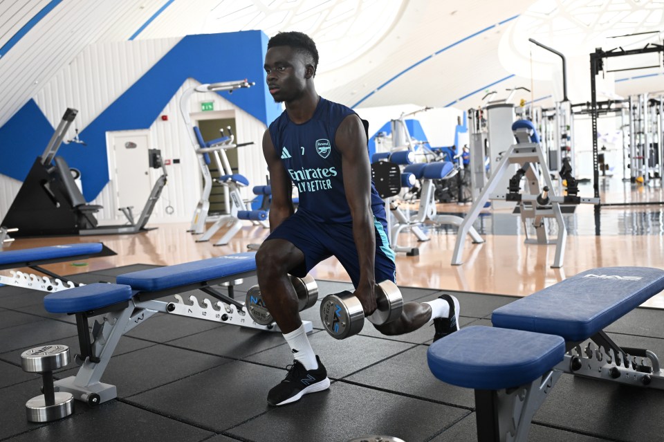 Bukayo Saka vắng mặt 8 tuần, Arsenal tan vỡ giấc mơ v&ocirc; địch? - Ảnh 1