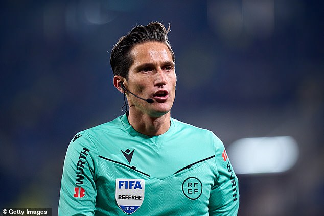 Trọng t&agrave;i r&uacute;t thẻ đỏ với Bellingham bị đ&igrave;nh chỉ v&ocirc; thời hạn - Ảnh 1