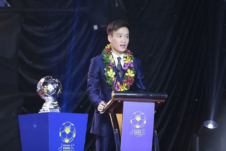 Tiến Linh gi&agrave;nh Quả b&oacute;ng v&agrave;ng Việt Nam - Ảnh 1