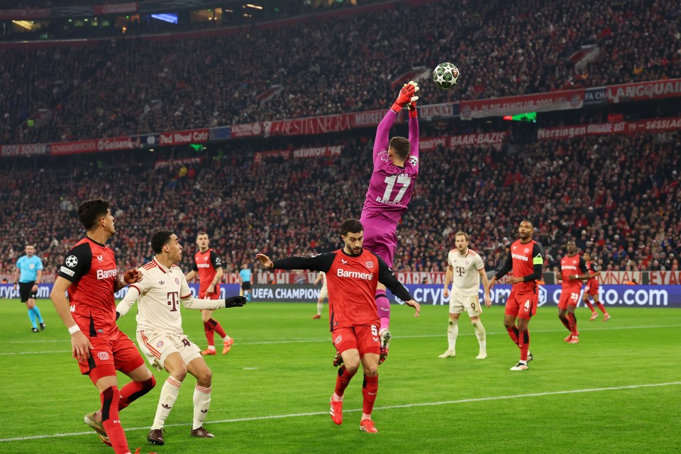 Cựu thủ m&ocirc;n MU mắc sai lầm ngớ ngẩn khiến Leverkusen &ocirc;m hận - Ảnh 1