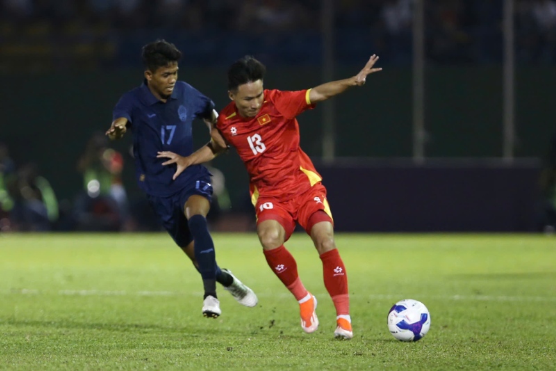 Hai Long lập si&ecirc;u phẩm, tuyển Việt Nam thắng s&aacute;t n&uacute;t Campuchia - Ảnh 1