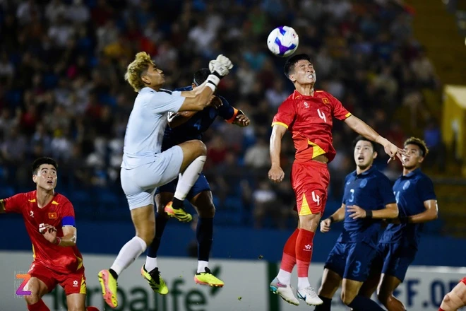 HLV Kim Sang Sik: &lsquo;Ch&uacute;ng t&ocirc;i gặp vấn đề trước Campuchia&rsquo; - Ảnh 1