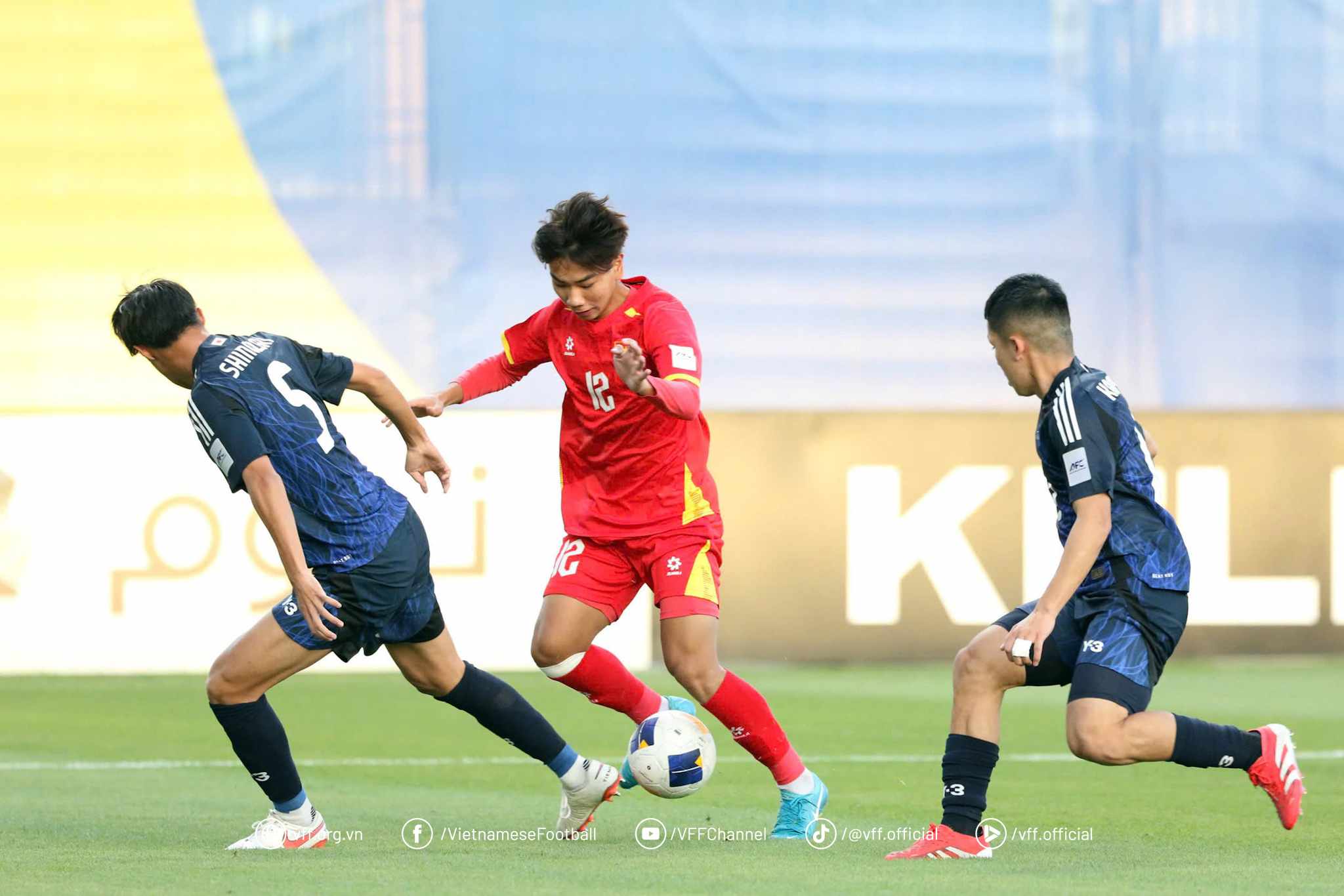 Ghi b&agrave;n ph&uacute;t ch&oacute;t, U17 Việt Nam xuất sắc cầm h&ograve;a Nhật Bản - Ảnh 1