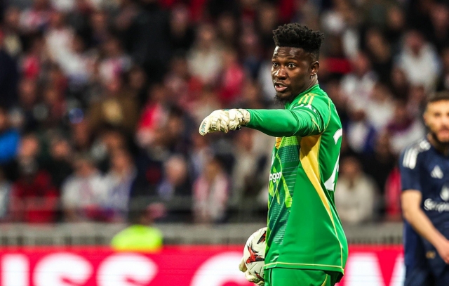 CĐV MU đ&ograve;i đuổi Onana, mua lại De Gea - Ảnh 1