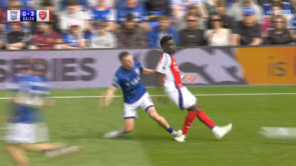 Vừa trở lại sau chấn thương, Bukayo Saka lại gặp họa - Ảnh 1