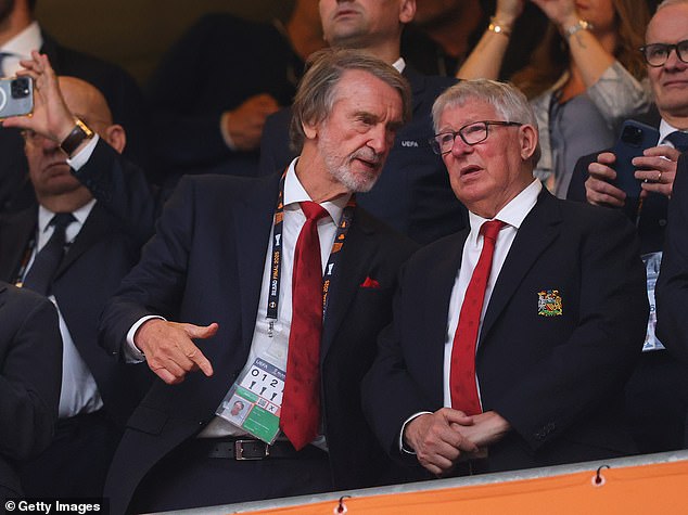 Khủng hoảng t&agrave;i ch&iacute;nh, MU sa thải nh&acirc;n vi&ecirc;n sau khi thua chung kết c&uacute;p C2 - Ảnh 1