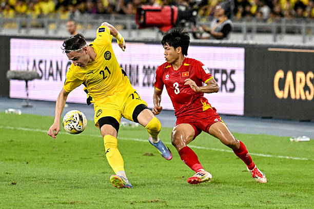 HLV Kim Sang Sik xin lỗi người h&acirc;m mộ Việt Nam sau trận thua Malaysia - Ảnh 2