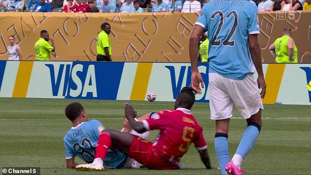 HLV Pep Guardiola phẫn nộ với trọng t&agrave;i v&igrave; tấm thẻ đỏ - Ảnh 1