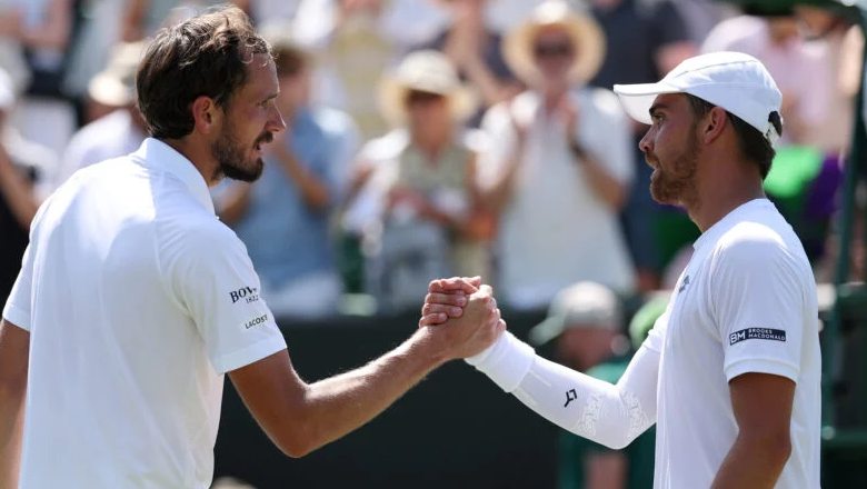 Medvedev thua sốc đối thủ hạng 64 thế giới ở vòng 1 Wimbledon 2025 - Ảnh 1