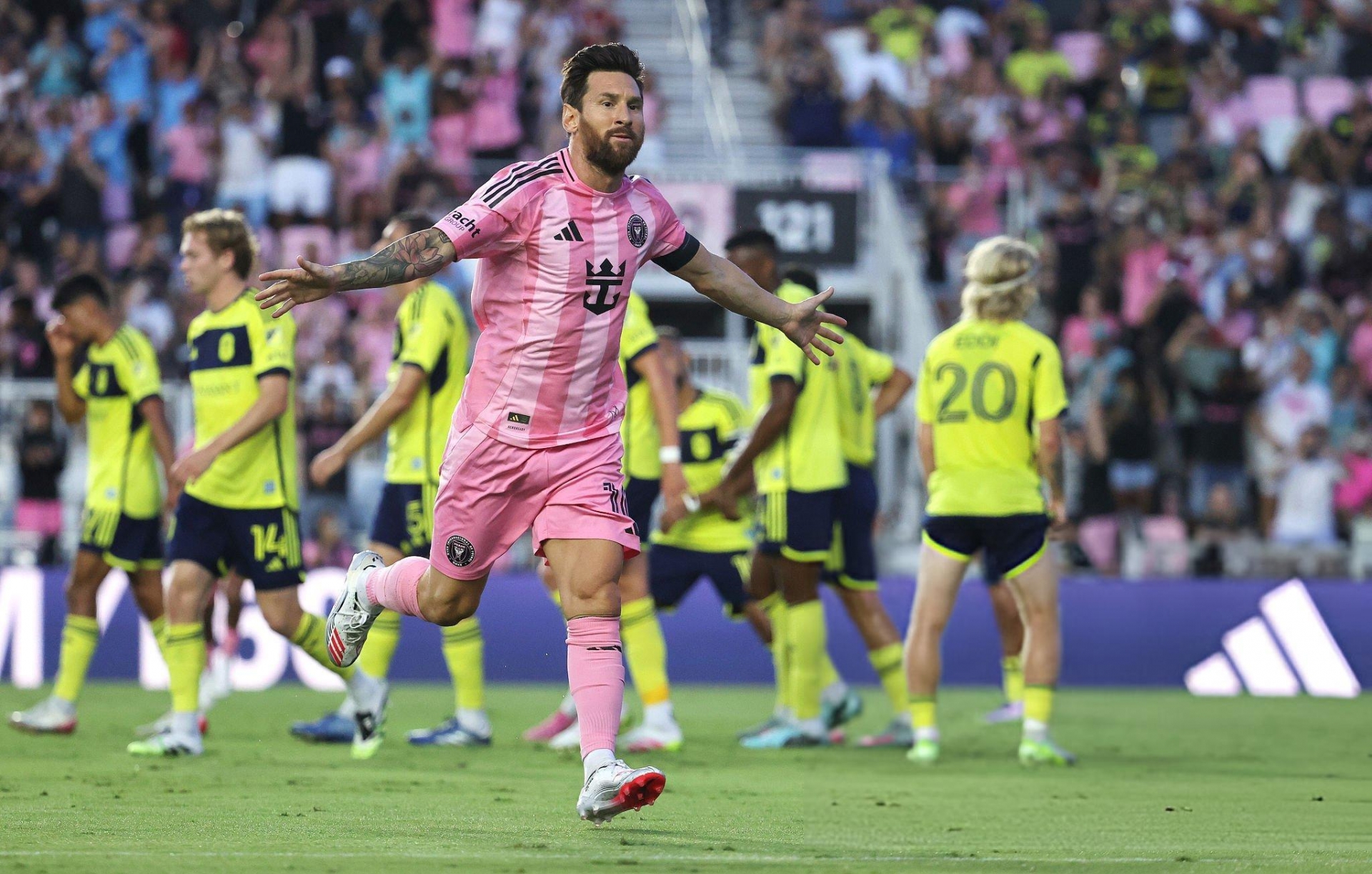 Messi s&uacute;t phạt si&ecirc;u đỉnh, nối d&agrave;i kỷ lục kh&ocirc;ng tưởng - Ảnh 1