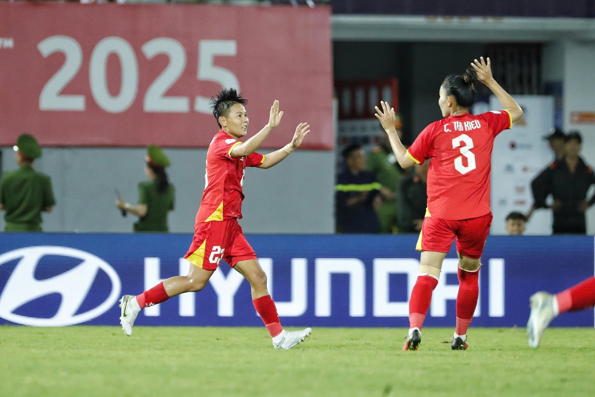 Thất bại trước U23 nữ Australia, tuyển nữ Việt Nam lỡ hẹn với chức v&ocirc; địch - Ảnh 1