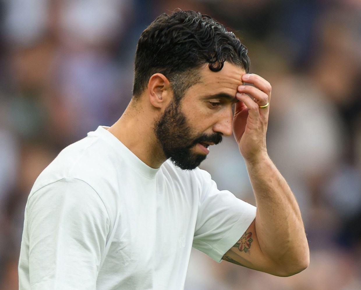 CĐV MU đ&ograve;i sa thải HLV Ruben Amorim ngay lập tức - Ảnh 1