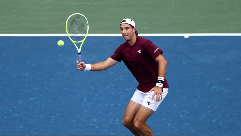 Djokovic dễ dàng giành vé vào tứ kết US Open dù liên tục phải chăm sóc y tế - Ảnh 1