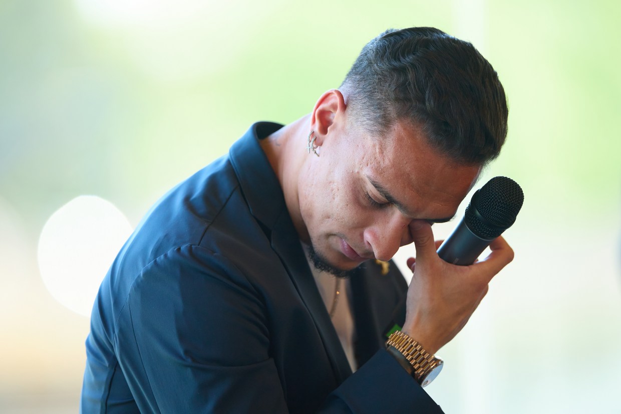 Antony bật kh&oacute;c, gửi lời xin lỗi sau khi rời MU trở lại Real Betis - Ảnh 1