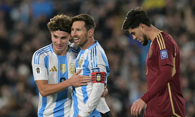 Messi lập c&uacute; đ&uacute;p trong trận đấu cuối c&ugrave;ng ở Argentina - Ảnh 1