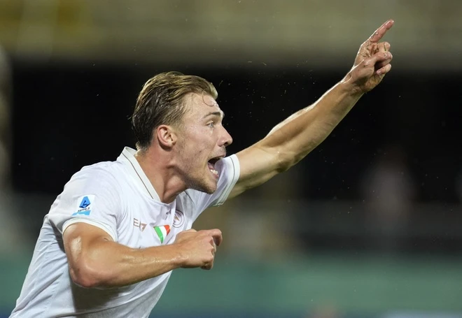 Hojlund tỏa s&aacute;ng khi ra mắt Napoli, CĐV MU tiếc nuối - Ảnh 1