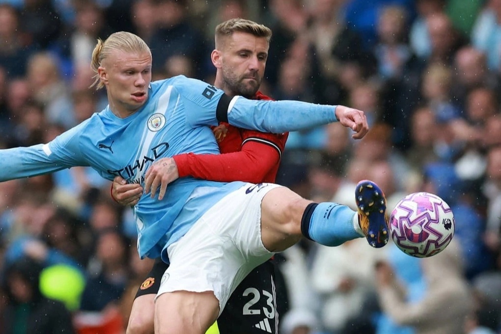 CĐV MU phẫn nộ, đ&ograve;i đuổi cổ hai ng&ocirc;i sao sau trận thua Man City - Ảnh 1