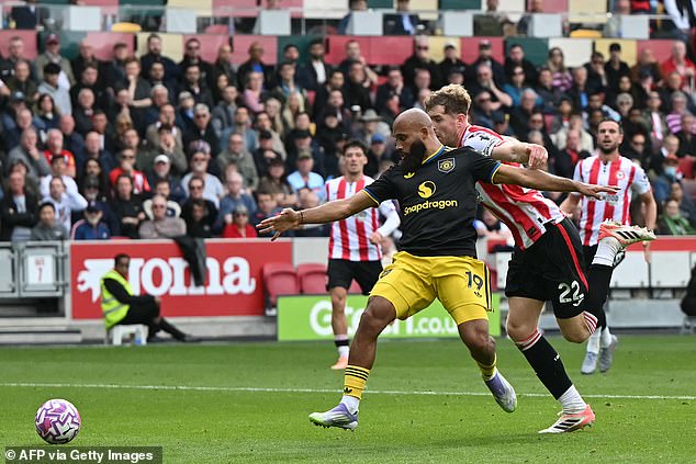Trọng t&agrave;i thừa nhận MU bị xử &eacute;p trước Brentford - Ảnh 1