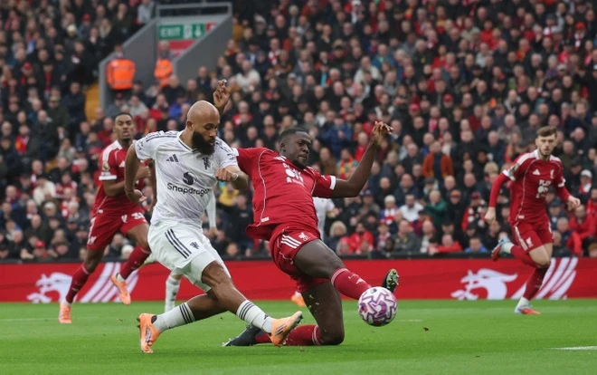 Harry Maguire sắm vai người h&ugrave;ng, MU xuất sắc hạ gục Liverpool - Ảnh 1